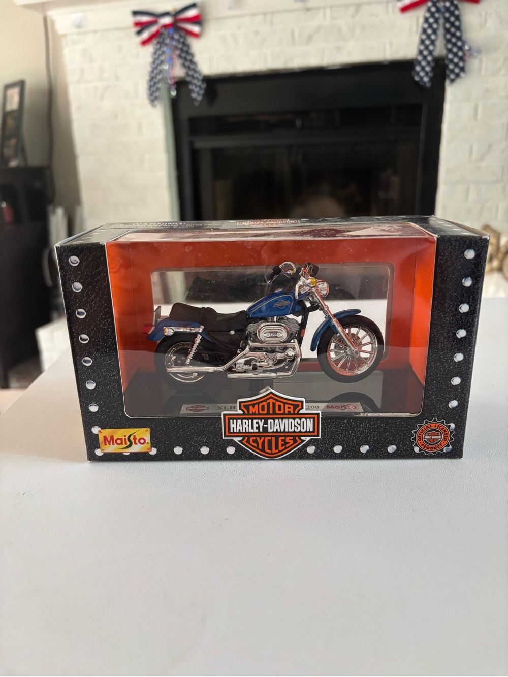 Maisto Harley-Davidson XLH Sportster 1200 1:18 Diecast Motorcycle Blue